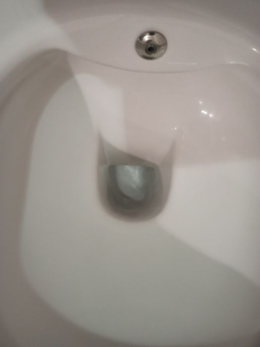 Продавам тоалетна чиния