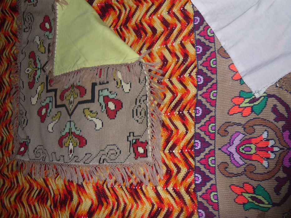 fata masa cu draperie cusute chelim