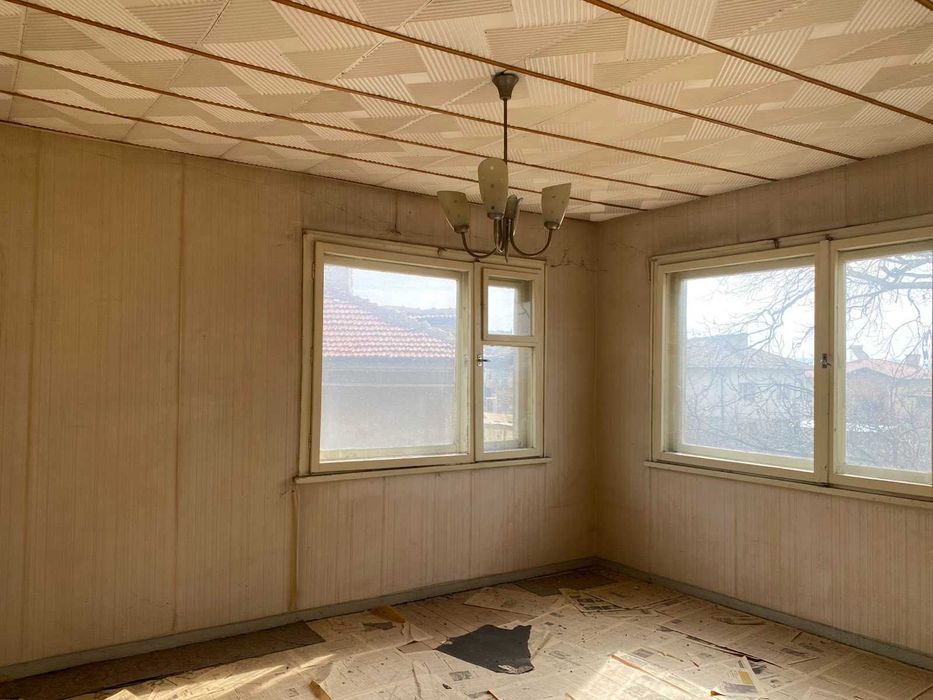 КЪЩА с РЗП 160 кв.м., двор 566 кв.м., град Карлово