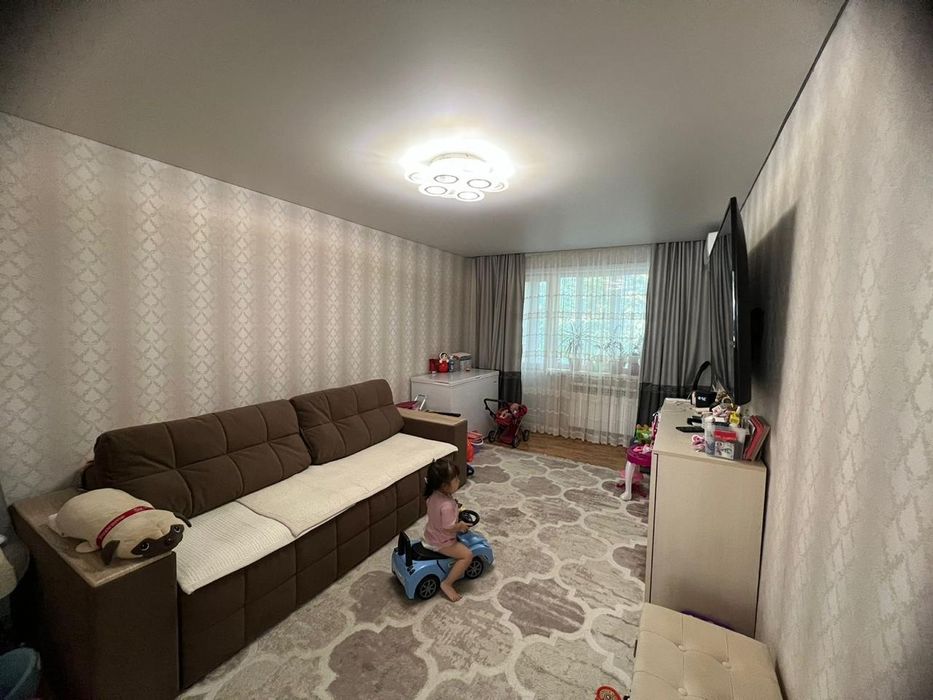 Продам 2 ком 2/5  р-н Голубого рынка