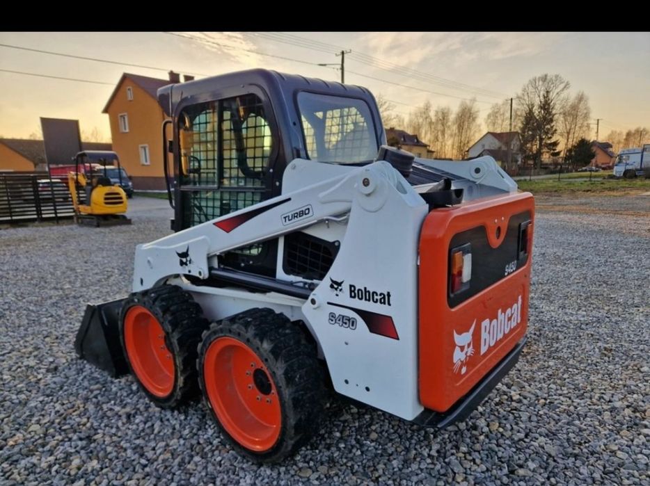 Услуги със самосвал 12т. и мини челен  товарач  Бобкат