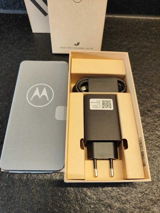 Motorola ThinkPhone 5G XT 2309 (въглеродно черен) 256GB + 8GB RAM