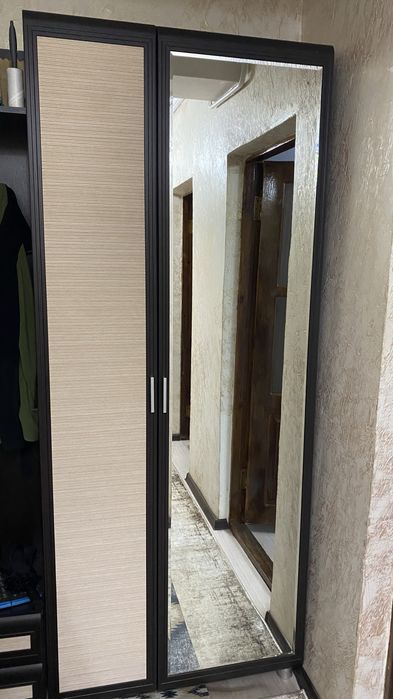 Продам шкаф для приходей с зеркалом