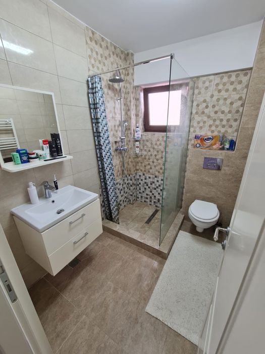 Vand apartament cu 2 camere situat pe Soseaua Iasi-Voinesti, loc de parcare inclus .
