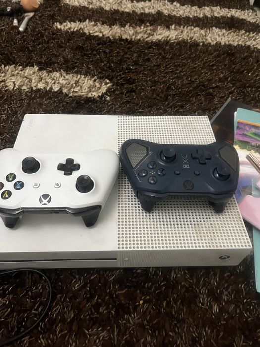 X Box One S. 2 джостик ремонт требуется