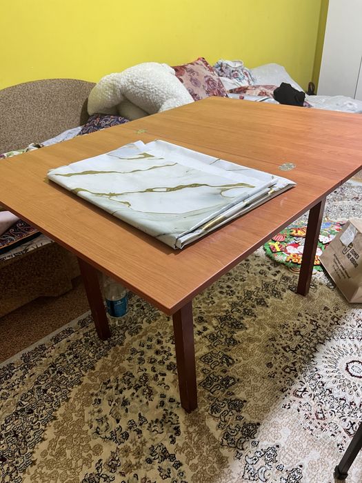 Хороший стол, кухня, зал