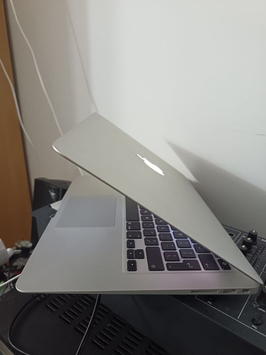 Macbook pe Windows 11