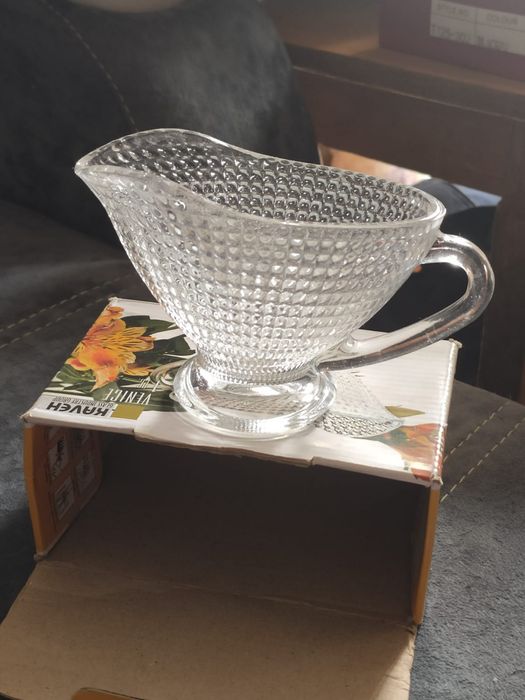 Продам стеклянную соусницу.