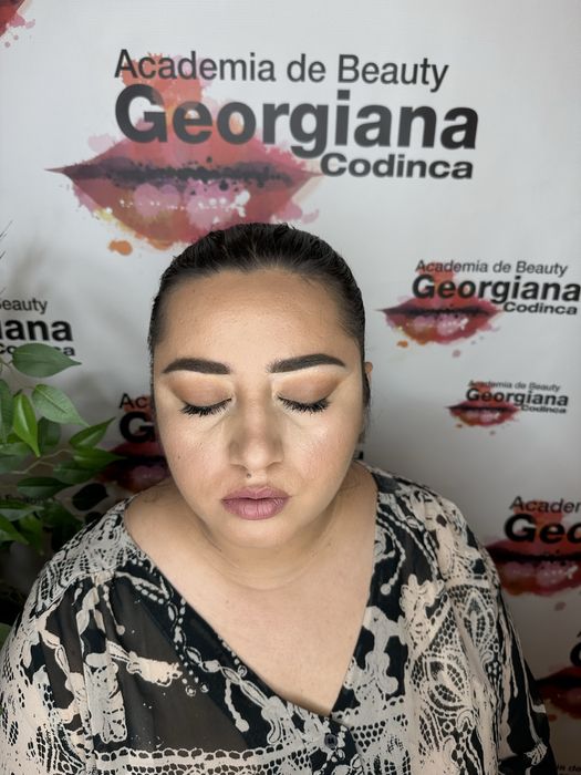 Make up artist ofer servicii de make up  prosesional PREMIUM