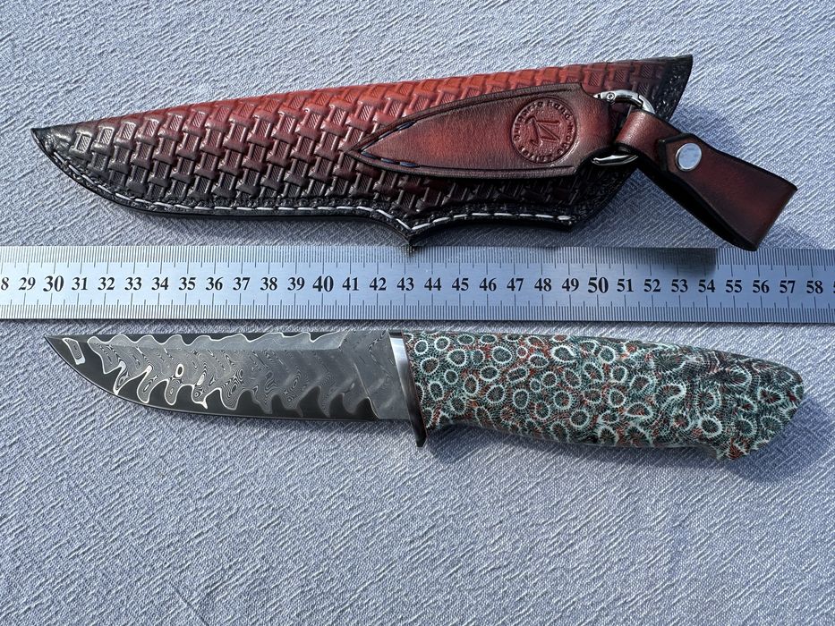 Ловен нож дамаск и стабилизиран корал