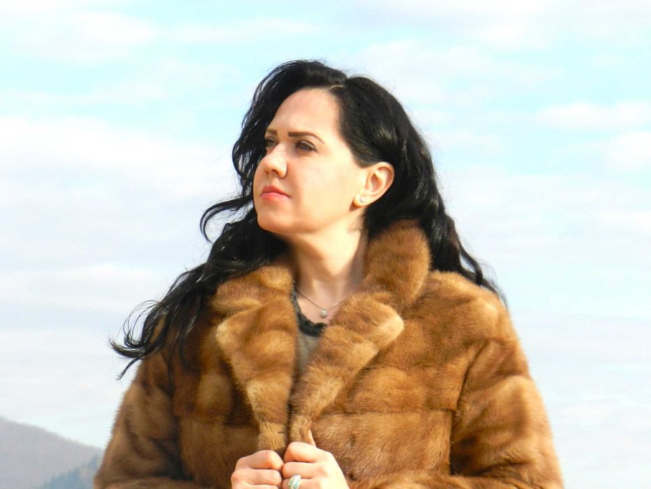 FINETE SI STIL! Splendida haina din blana de  vizon  SAGA caramella.