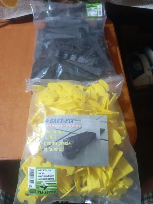 Distanțiere clips și pene pentru gresie și faianță
