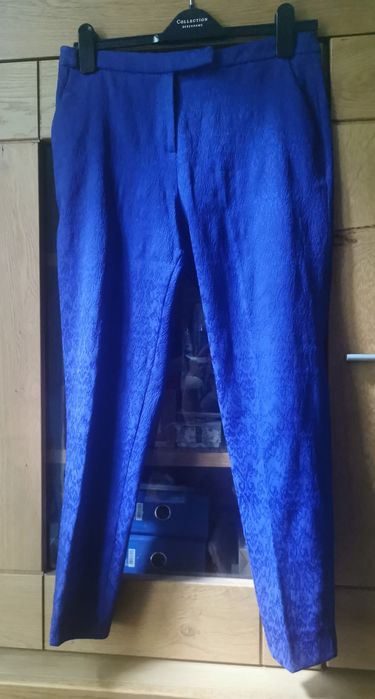 Pantaloni stofa jacquard. Se pot combina cu o frumoasa cămașă de voal verde