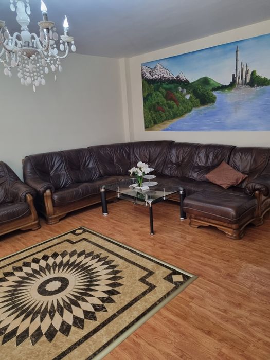 Vând colțar din lemn masiv si piele