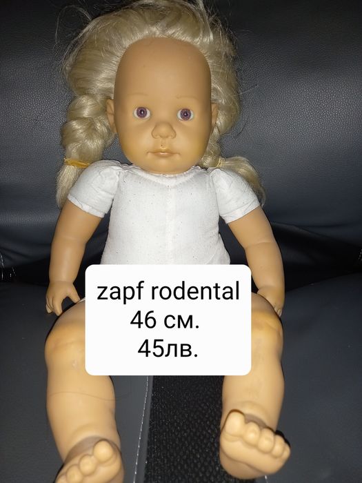 Кукли барби и няколко плюшени играчки