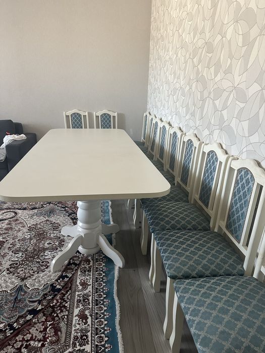 Стол со стульями в Зал