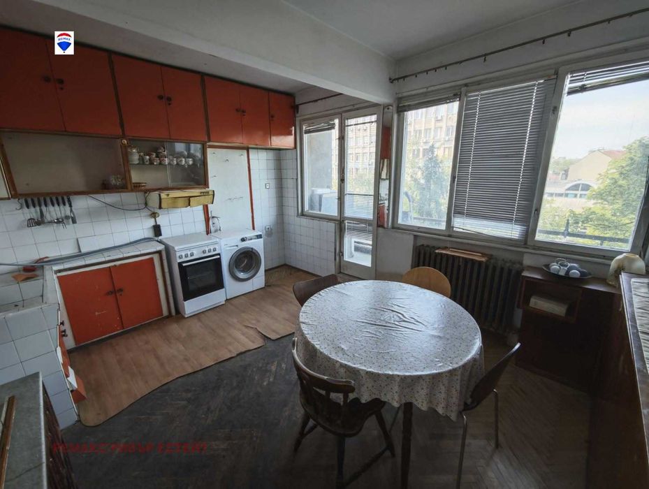 Тристаен апартамент за продаба кв. Широк център