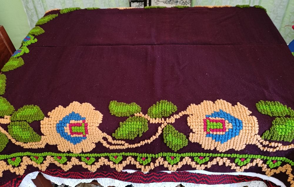 set cuvertura de pat, față de masă și carpetă pentru perete