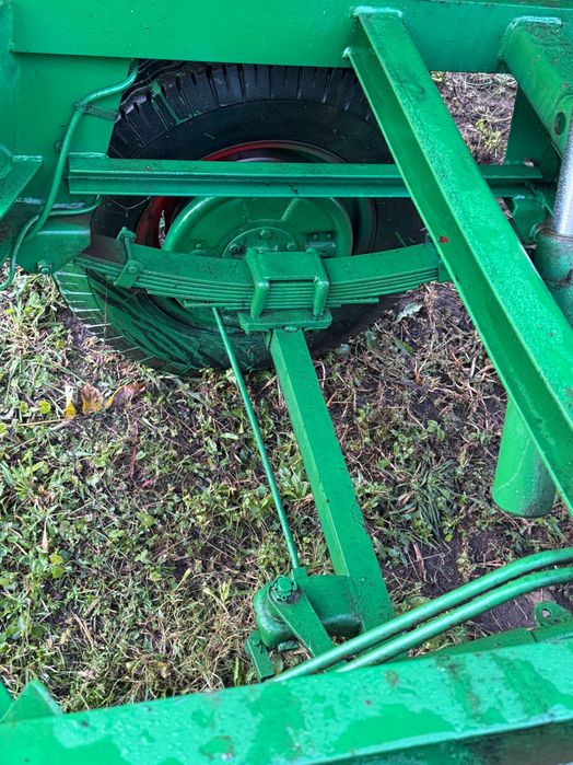 Vând două remorci agricole , ambele basculează undă ditre ele basculează stanga -dreapta