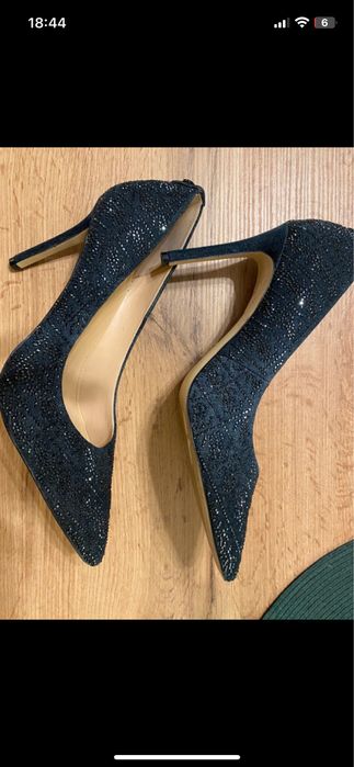 Pantofi Guess nr 39 cu pietricele negre