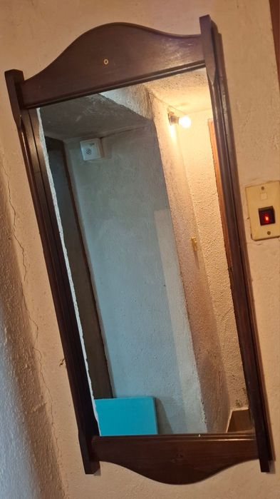 Продавам спален комплект от дърво с огледало и шкафче