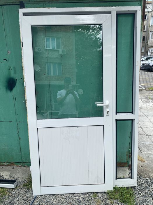 Алуминиева врата и охранителна ролетна решетка (щора).