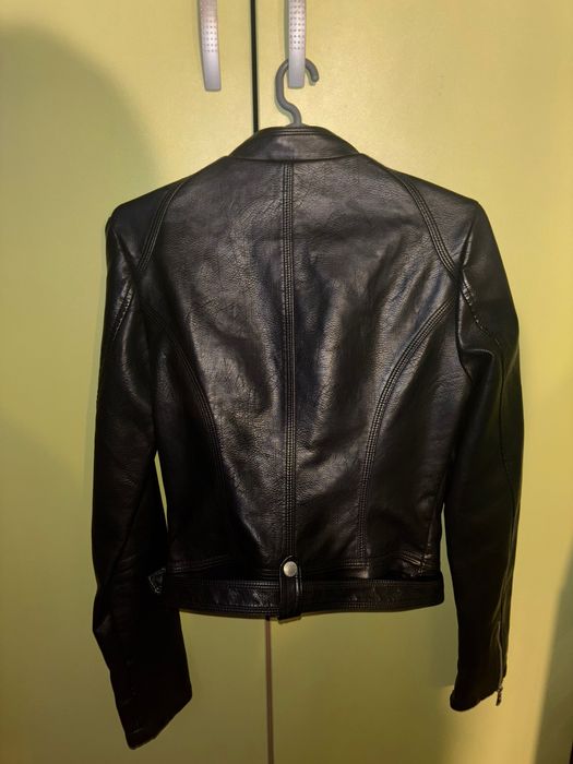 Продавам черно кожено яке