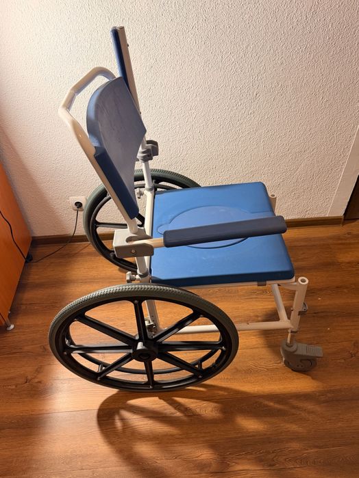 Scaun WC cu roti blocabile