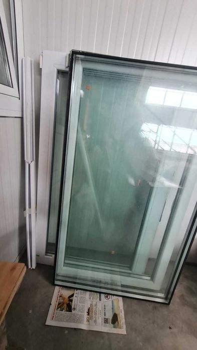PVC дограма - 330 см./143 см., 4 прозореца - 2 отваряеми, 2 комарника - нови, 1 алуминиева дъска