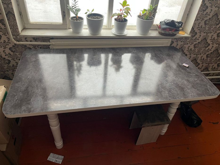 Срочно продаем стол