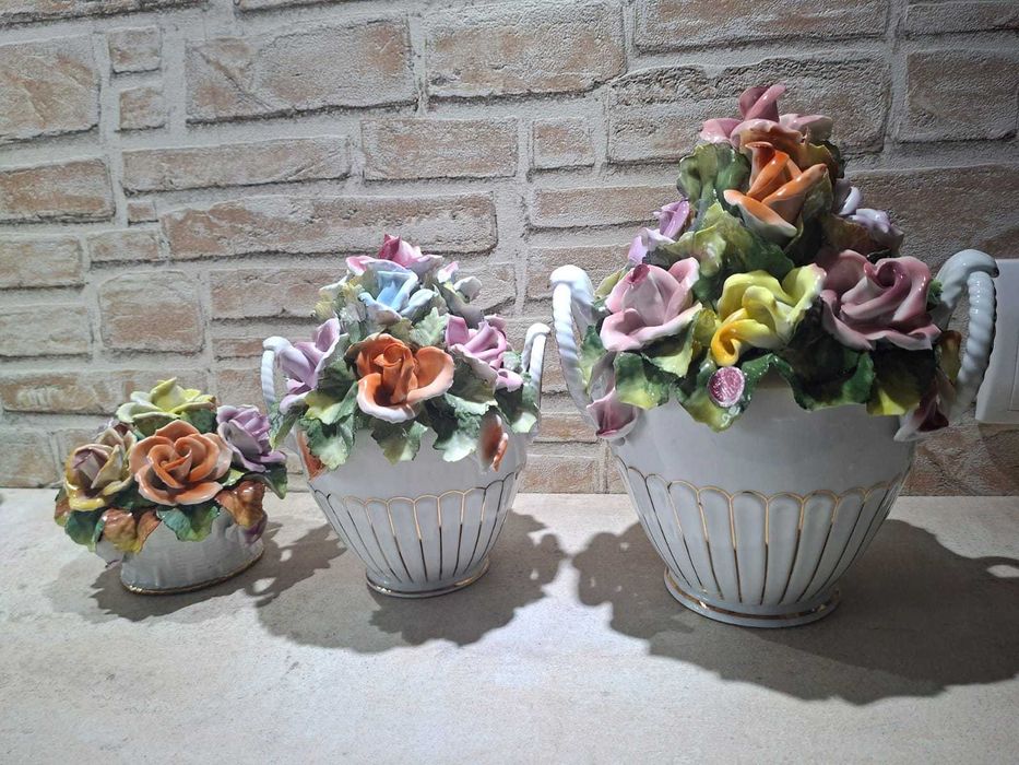 Set decorativ vaze cu flori din portelan