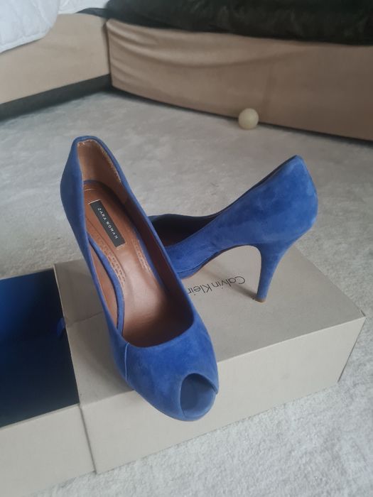 Vând pantofi    cu toc..