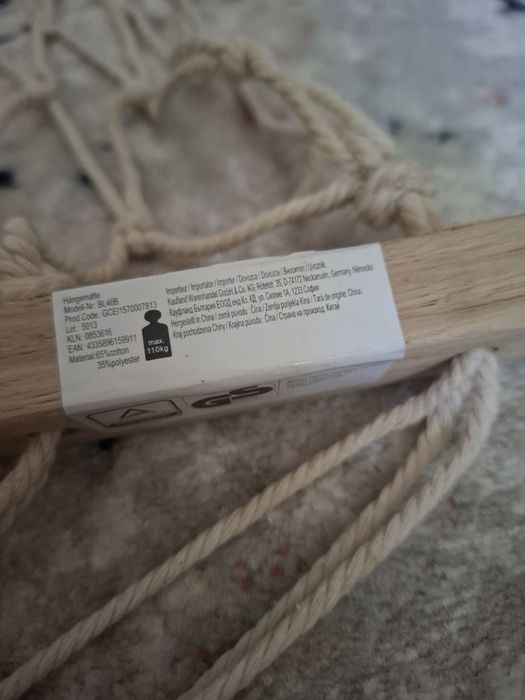 Hamac suspendat din lemn și frânghie