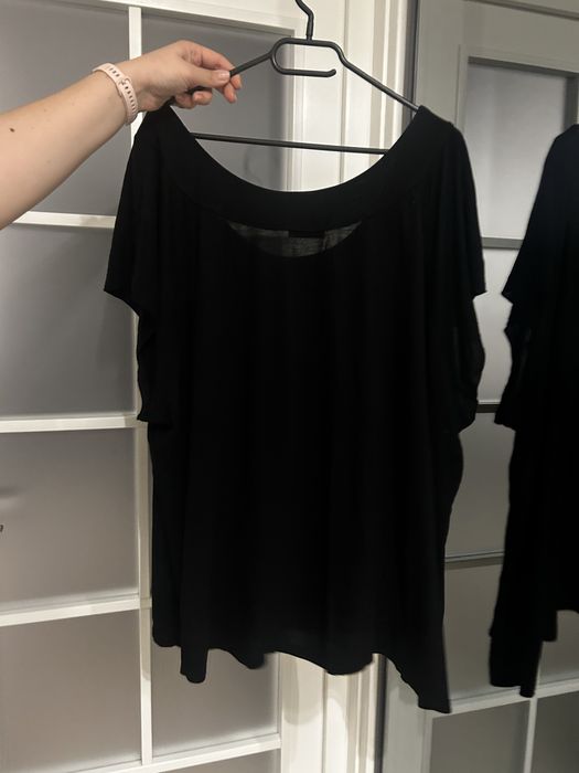 Tricou negru, comod și lejer.