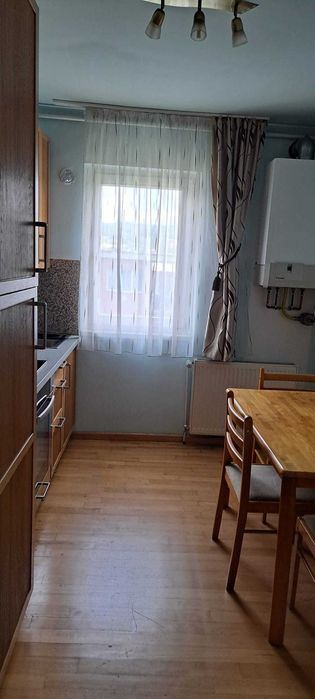 Apartament de vanzare 3 camere in Petrosani, str. Independentei, partial mobilat, doua balcoane (unul inchis), izolat termic interior