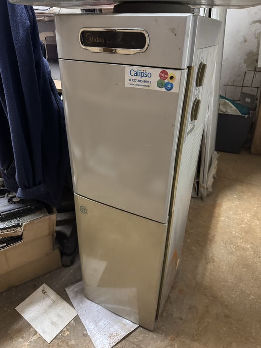 Стол, две тумбы, диспенсер