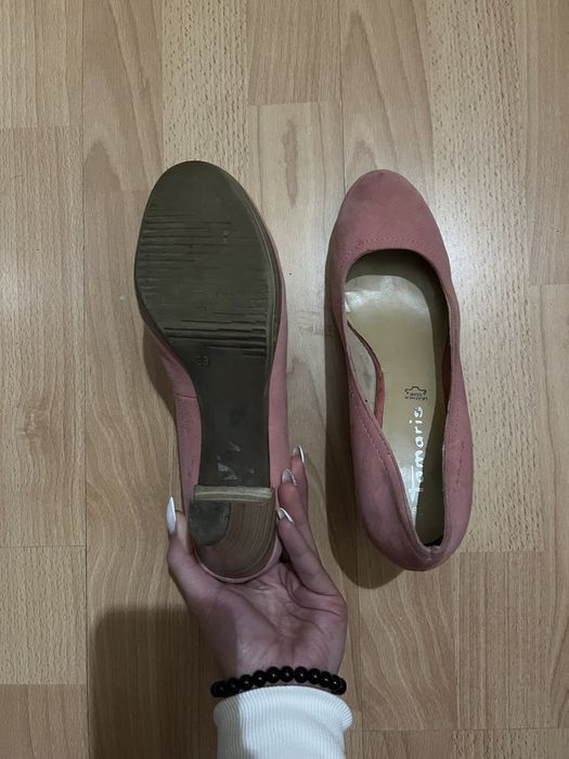 Класически велурени обувки с ток Tamaris