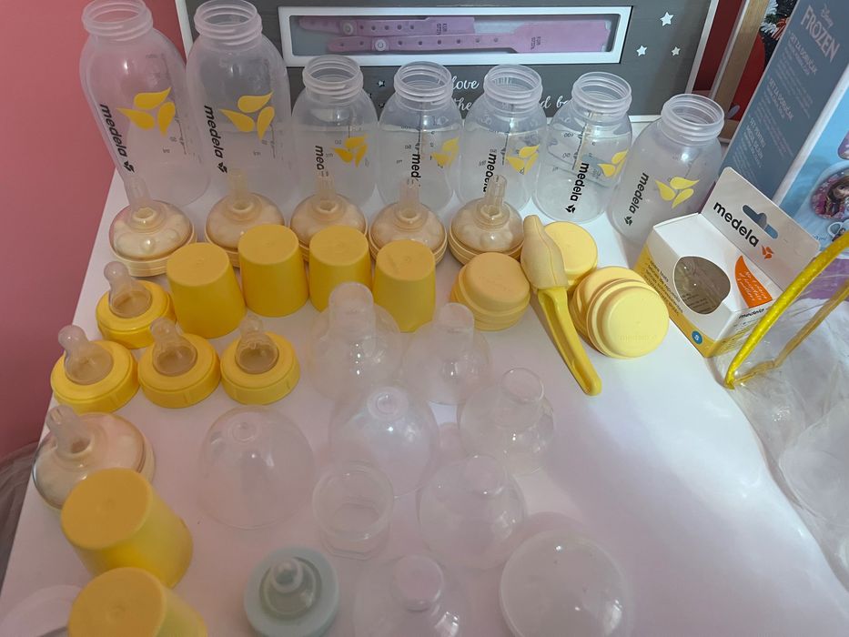 Голям комплект от шишета Medela