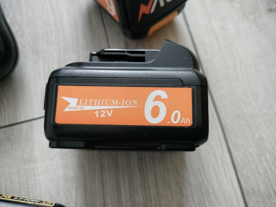 Încărcător dewalt și acumulatori 10,8-12 volți