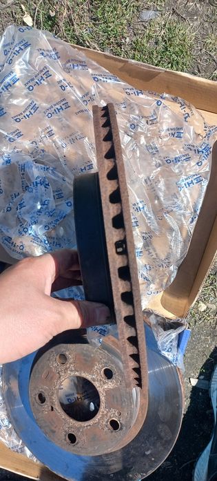 Продам тормозной диски  Тайота каролла