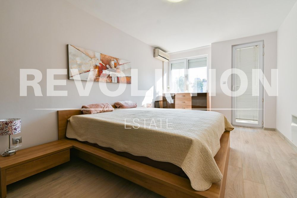 Четиристаен апартамент в ж.к. Зона Б-18.