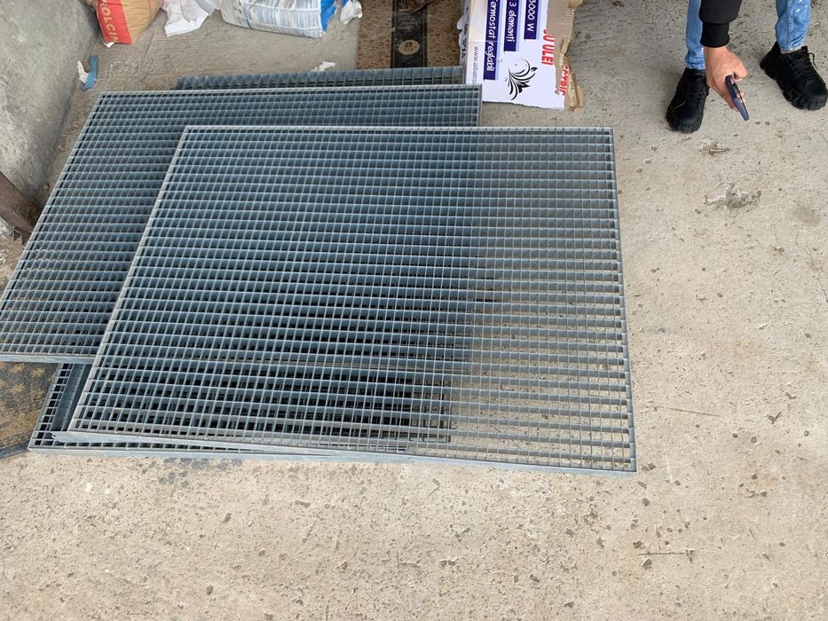 Trepte si gratare zincate