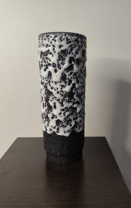 Изключително красива ваза от плътна керамика с лава ефект на глазурата