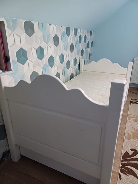 Pat de lemn alb, cu saltea inclusă -customizat