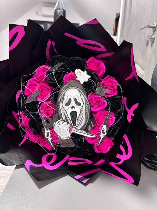 Buchet 31 trandafiri Halloween Scream