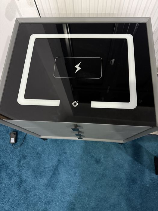Vand noptiera cu incarcare,boxe care de conecteaza la bluetooth+lumini