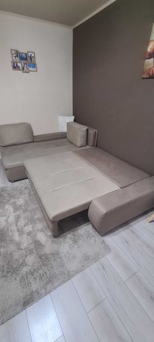 Vând colțar extensibil cu ladă de depozitare + Măsuța cafea living