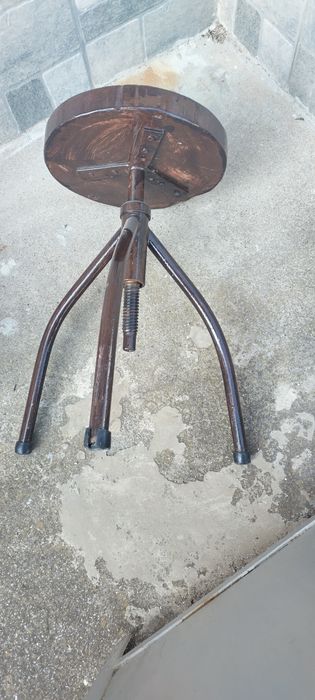 Трикрако старо въртящо столче медицинско