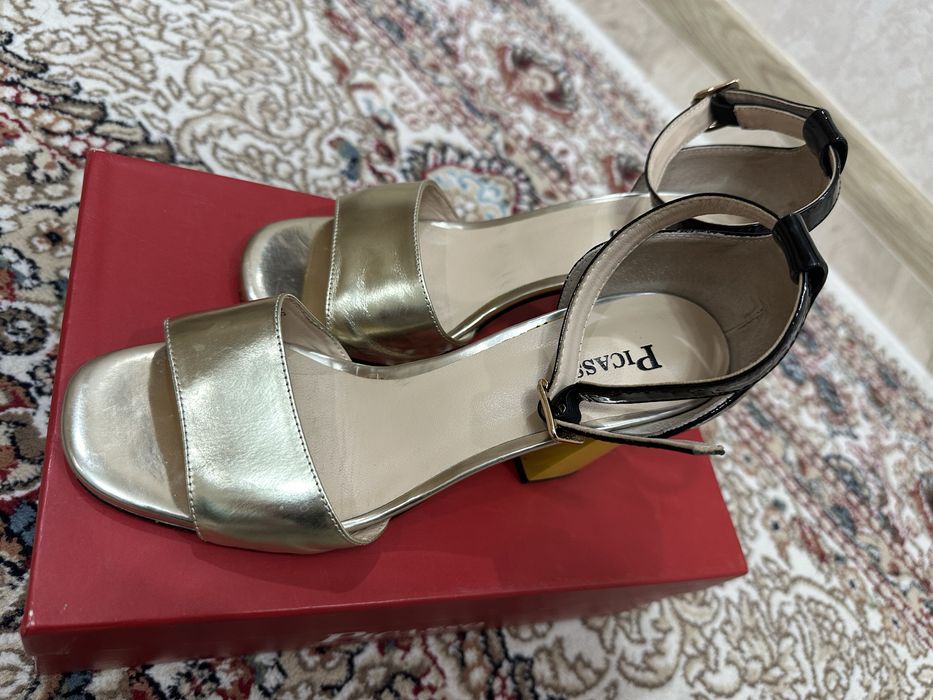 Продам босоножки