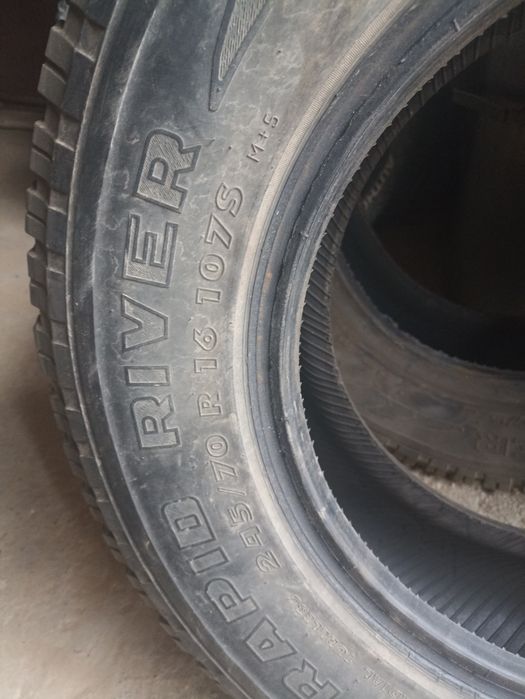 Продам шины шипованные 245/70R16